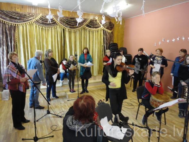 Folkloras kopa iedzied savu CD